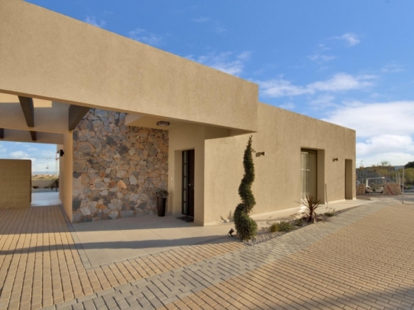 Villa en una sola planta con 3 dormitorios y piscina privada a la venta en resort de golf(Murcia)