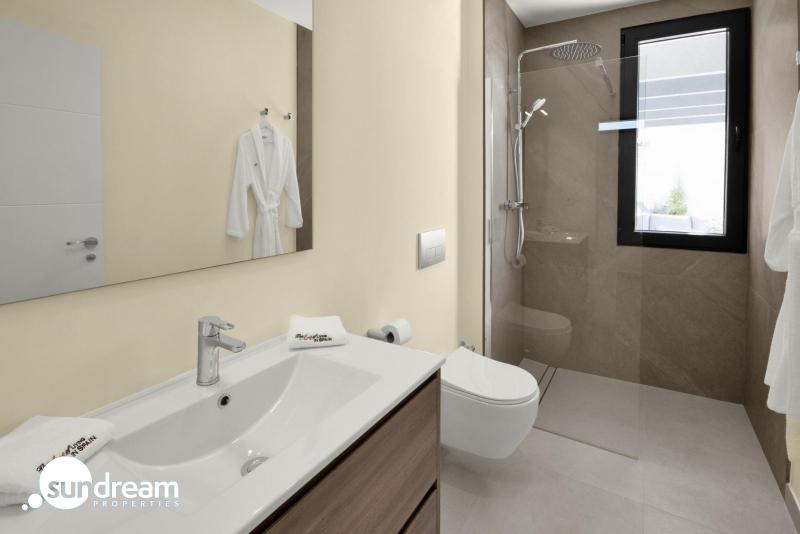 Villa en una sola planta con 3 dormitorios y piscina privada a la venta en resort de golf(Murcia)