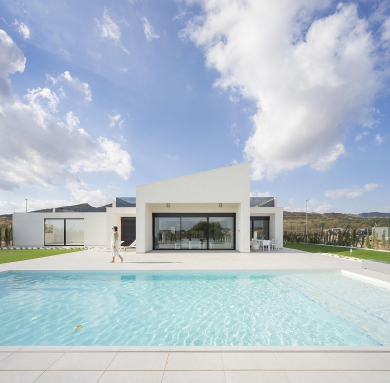 Exclusiva villa de 4 dormitorios en una sola planta con piscina privada en golf resort en Murcia