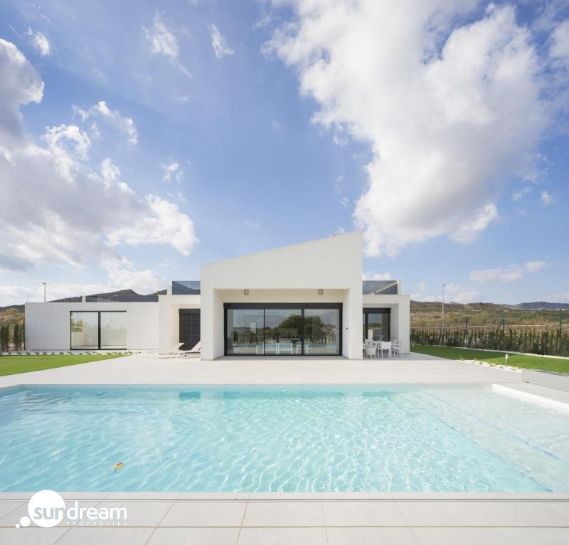Exclusiva villa de 4 dormitorios en una sola planta con piscina privada en golf resort en Murcia