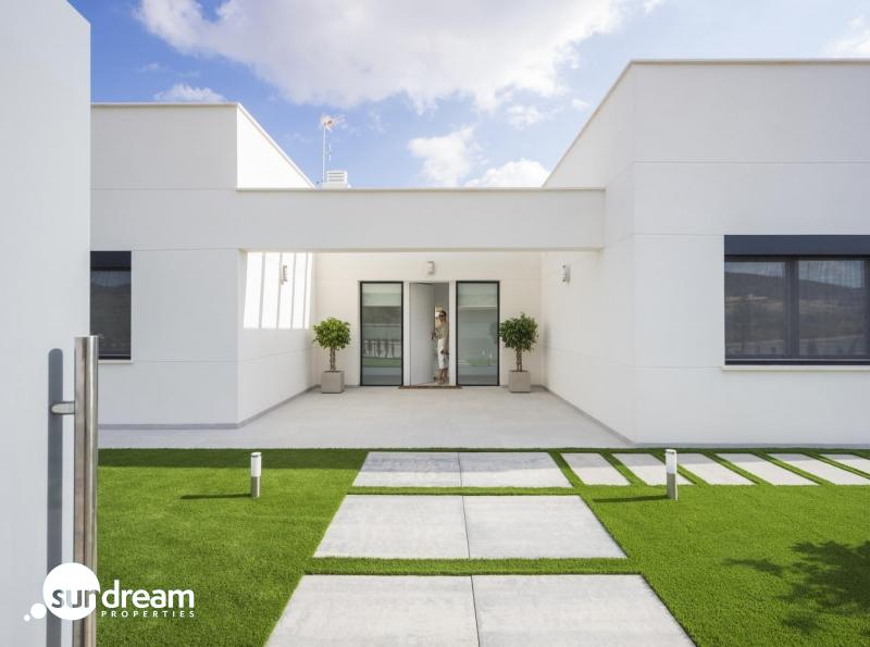 Exclusiva villa de 4 dormitorios en una sola planta con piscina privada en golf resort en Murcia
