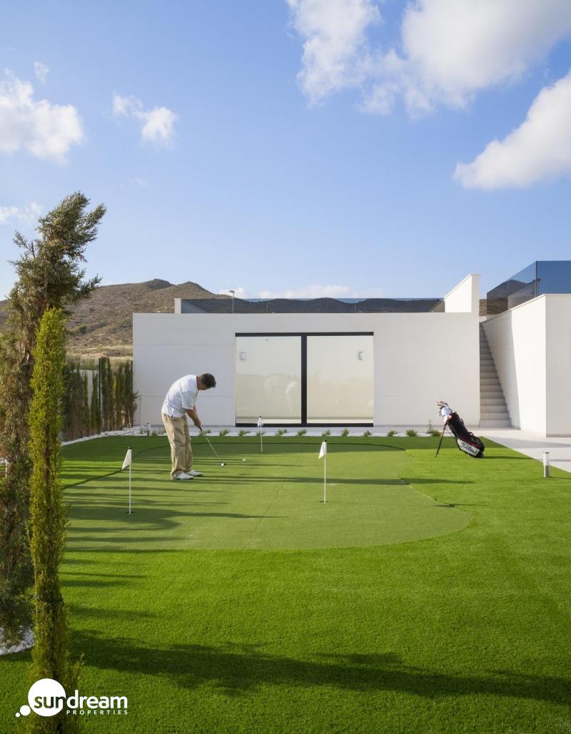Exclusiva villa de 4 dormitorios en una sola planta con piscina privada en golf resort en Murcia