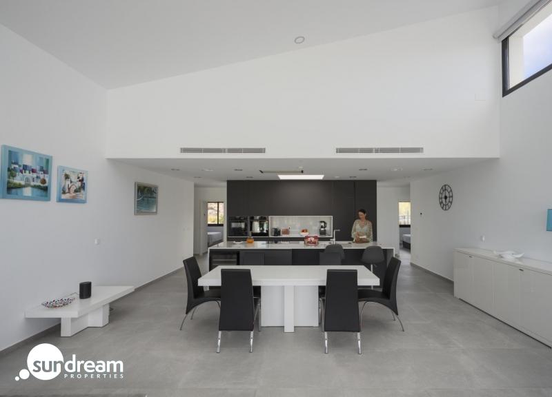 Exclusiva villa de 4 dormitorios en una sola planta con piscina privada en golf resort en Murcia