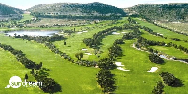 Exclusiva villa de 4 dormitorios en una sola planta con piscina privada en golf resort en Murcia