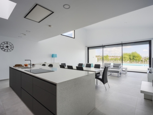 Exclusiva villa de 4 dormitorios en una sola planta con piscina privada en golf resort en Murcia