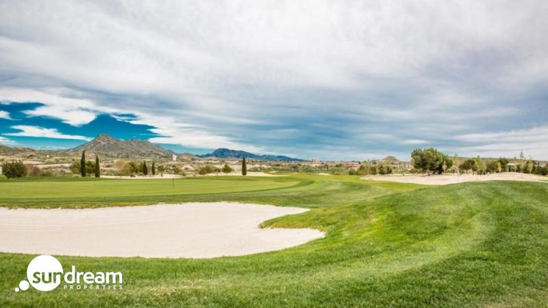Exclusiva villa de 4 dormitorios en una sola planta con piscina privada en golf resort en Murcia