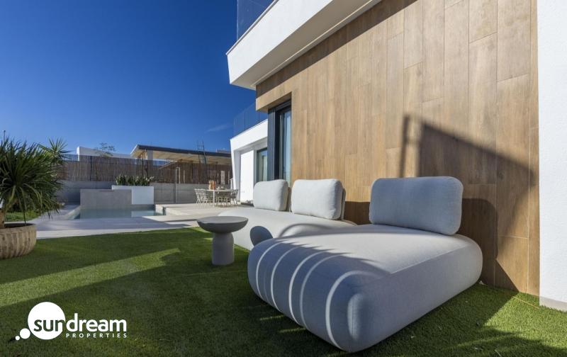 Villa de nueva construcción de 3 dormitorios con piscina privada y vistas a la montaña en campo de golf(Murcia)
