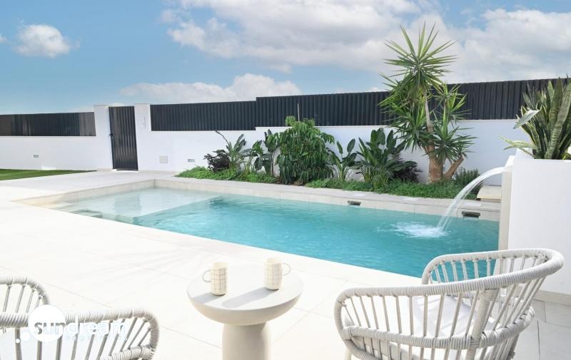 Villa de nueva construcción de 3 dormitorios con piscina privada y vistas a la montaña en campo de golf(Murcia)