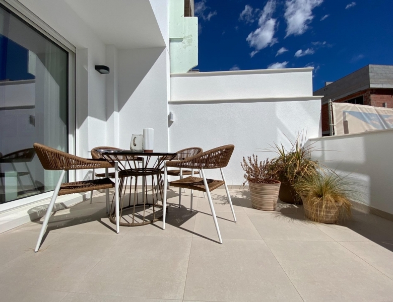 Bungalow de planta alta con 2 dormitorios y solarium privado a la venta en Pilar de la Horadada