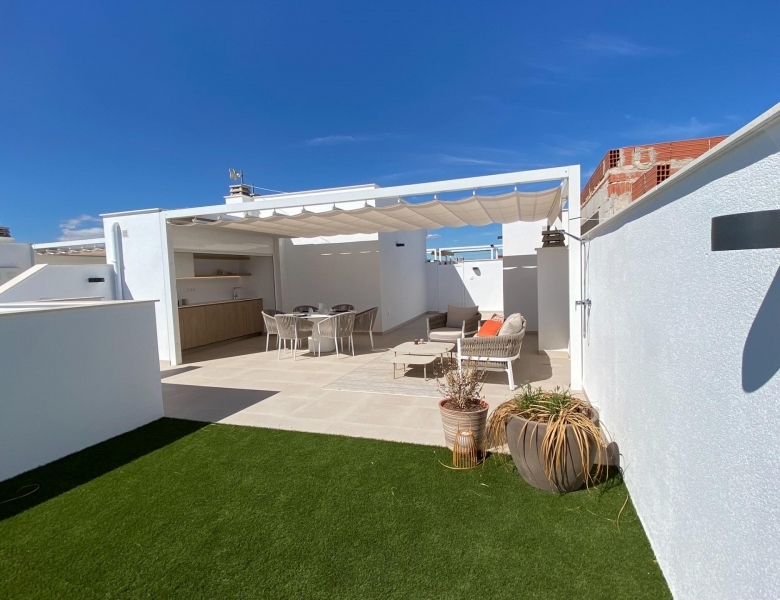 Bungalow de planta alta con 2 dormitorios y solarium privado a la venta en Pilar de la Horadada