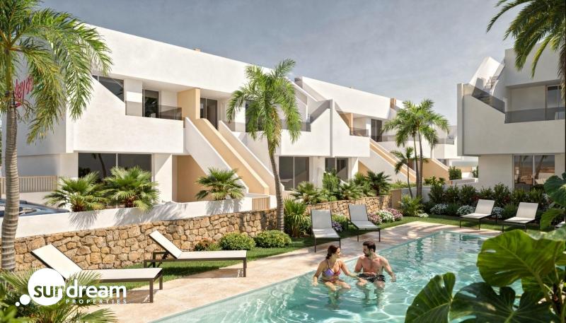 Bungalow de planta alta con 3 dormitorios y solarium privado a la venta en Pilar de la Horadada