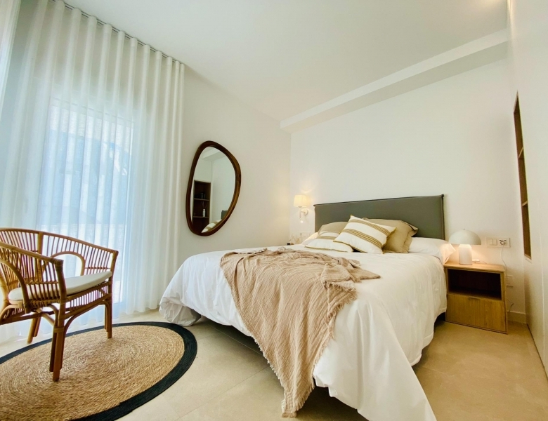 Bungalow de planta alta con 3 dormitorios y solarium privado a la venta en Pilar de la Horadada
