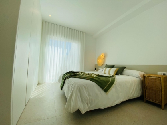 Bungalow de planta alta con 3 dormitorios y solarium privado a la venta en Pilar de la Horadada