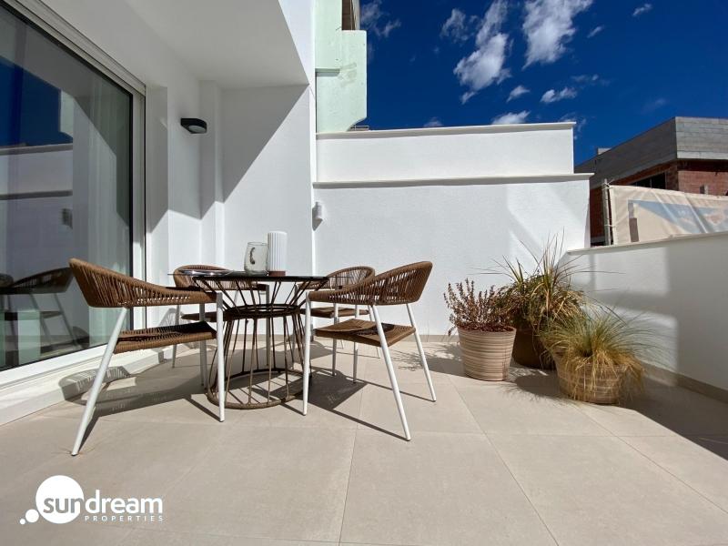 Bungalow de planta alta con 3 dormitorios y solarium privado a la venta en Pilar de la Horadada