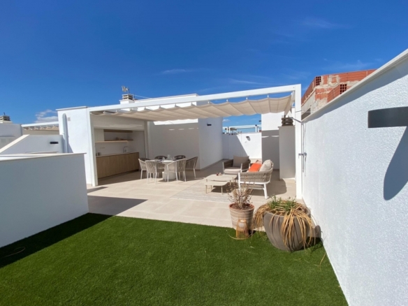 Bungalow de planta alta con 3 dormitorios y solarium privado a la venta en Pilar de la Horadada