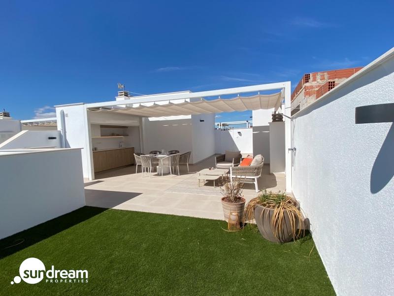 Bungalow de planta alta con 3 dormitorios y solarium privado a la venta en Pilar de la Horadada