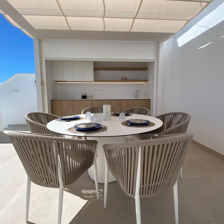 Bungalow de planta alta con 3 dormitorios y solarium privado a la venta en Pilar de la Horadada