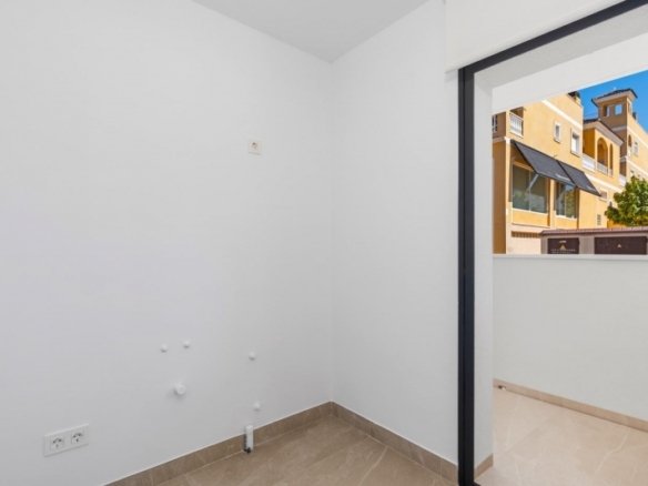 Apartamento de planta baja con 2 dormitorios a la venta en Benijófar(Alicante)