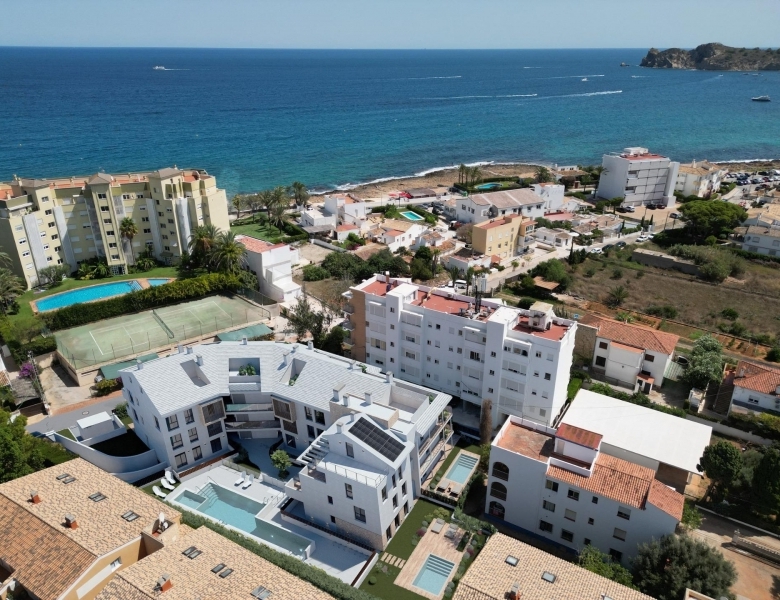 Apartamento de planta baja con 2 dormitorios y amplia terraza a 100 metros del mar en Jávea(Alicante)