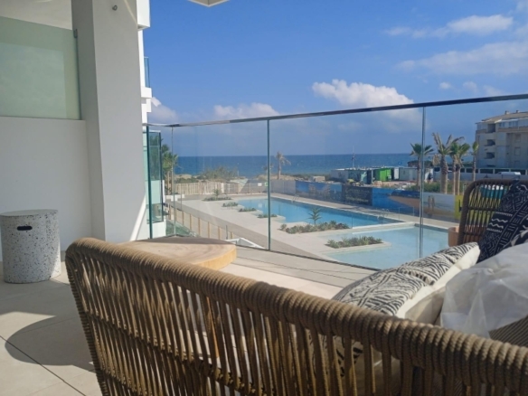 Ático en venta con piscina en playa l’Estanyo Denia