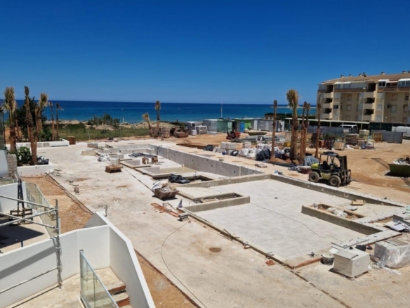 Ático en venta con piscina en playa l’Estanyo Denia