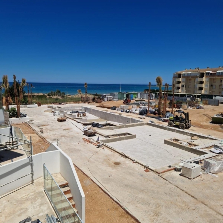 Ático en venta con piscina en playa l’Estanyo Denia