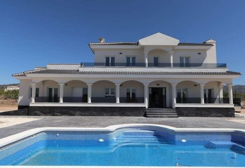 Villa obra nueva en venta con mucho terreno en Pinoso