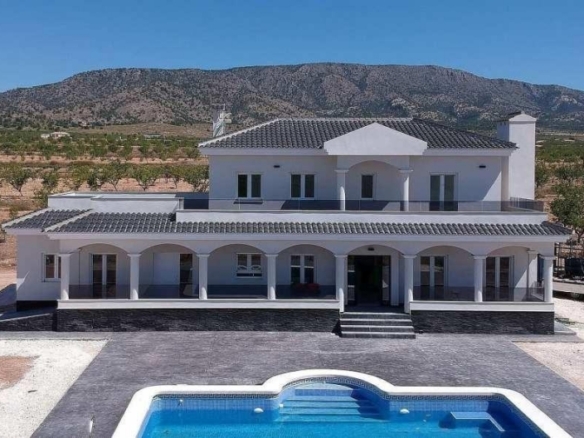 Villa obra nueva en venta con mucho terreno en Pinoso