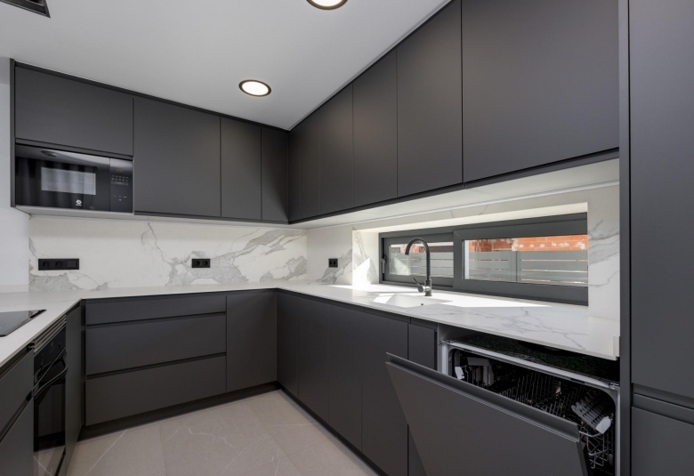 Villas de obra nueva en venta con piscina Torrevieja
