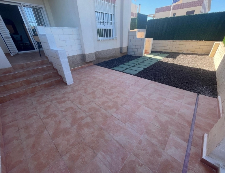 Piso en venta con 2 habitaciones y piscina en Cabo Roig