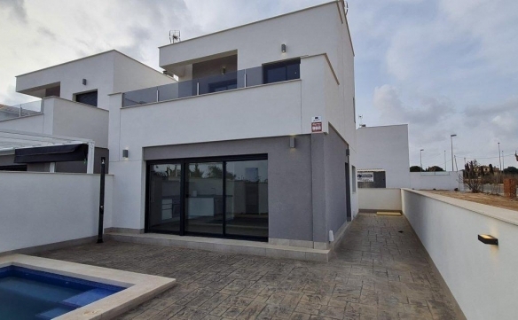 Villa Independiente con 3 dormitorios y piscina privada a la venta en Villamartin(orihuela Costa)