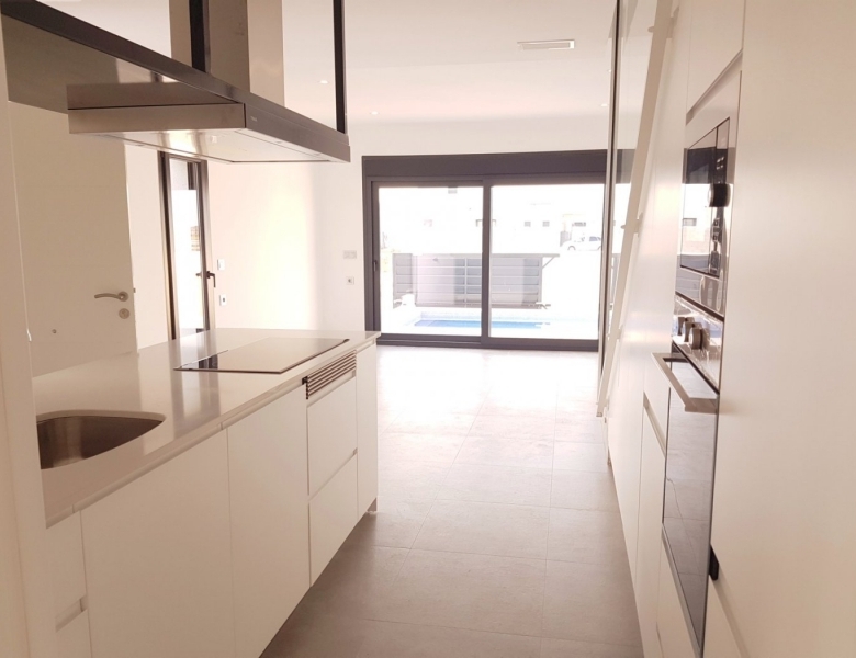 PAREADOS DE NUEVA CONSTRUCCIÓN DE 3 DORMITORIOS CON PISCINA EN DAYA NUEVA(ALICANTE)