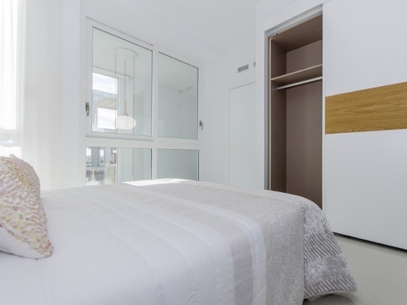 VILLA DE OBRA NUEVA EN PLAYA HONDA(LA MANGA).