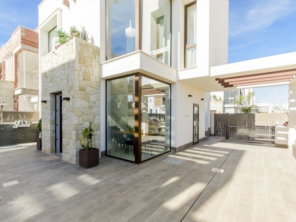 VILLA DE OBRA NUEVA EN PLAYA HONDA(LA MANGA).