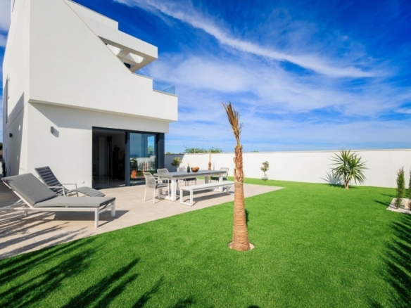 VILLAS DE OBRA NUEVA EN PILAR DE LA HORADADA EN EL CAMPO DE GOLF.