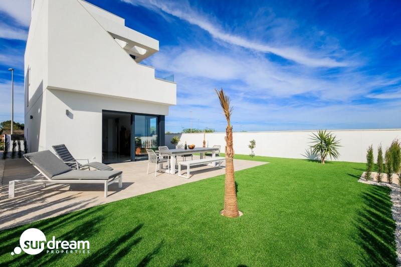 VILLAS DE OBRA NUEVA EN PILAR DE LA HORADADA EN EL CAMPO DE GOLF.