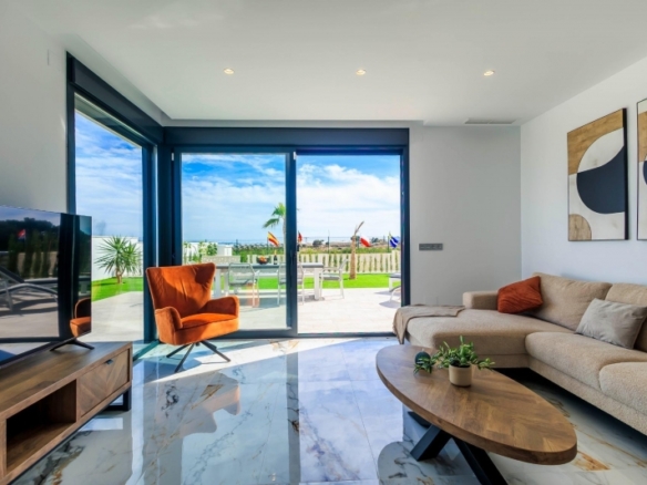 VILLAS DE OBRA NUEVA EN PILAR DE LA HORADADA EN EL CAMPO DE GOLF.
