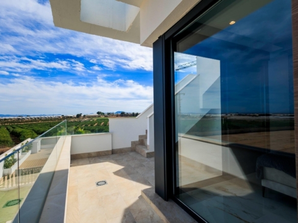 VILLAS DE OBRA NUEVA EN PILAR DE LA HORADADA EN EL CAMPO DE GOLF.