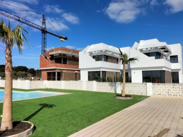 VILLAS DE OBRA NUEVA EN PILAR DE LA HORADADA EN EL CAMPO DE GOLF.