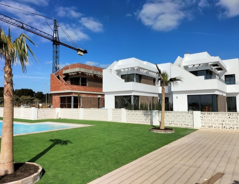 VILLAS DE OBRA NUEVA EN PILAR DE LA HORADADA EN EL CAMPO DE GOLF.
