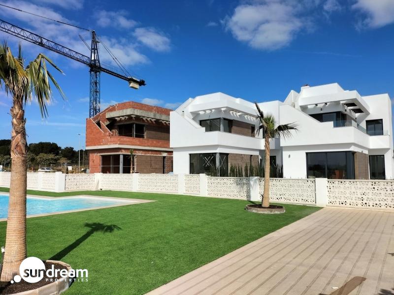 VILLAS DE OBRA NUEVA EN PILAR DE LA HORADADA EN EL CAMPO DE GOLF.