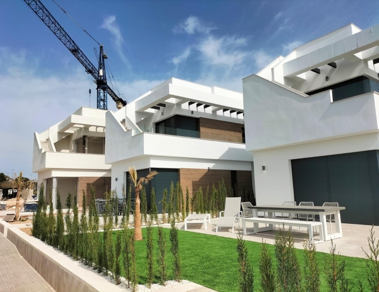 VILLAS DE OBRA NUEVA EN PILAR DE LA HORADADA EN EL CAMPO DE GOLF.