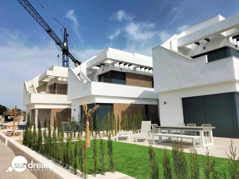 VILLAS DE OBRA NUEVA EN PILAR DE LA HORADADA EN EL CAMPO DE GOLF.