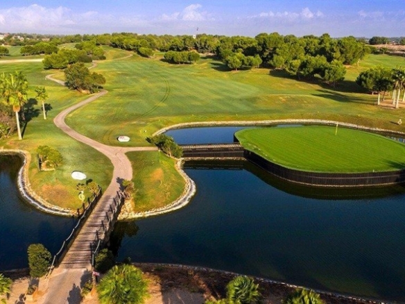 VILLAS DE OBRA NUEVA EN PILAR DE LA HORADADA EN EL CAMPO DE GOLF.