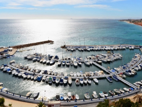 VILLA DE LUJO DE OBRA NUEVA EN CAMPOAMOR.