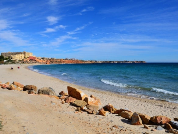 VILLA DE LUJO DE OBRA NUEVA EN CAMPOAMOR.