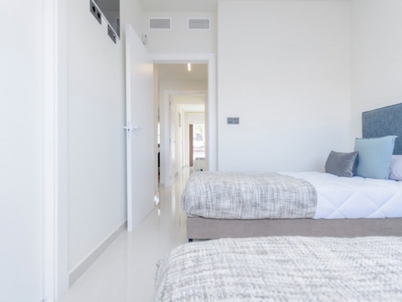 BUNGALOW DE 2 DORM. DE NUEVA CONSTRUCCIÓN EN COMPLEJO RESIDENCIAL EN TORREVIEJA.
