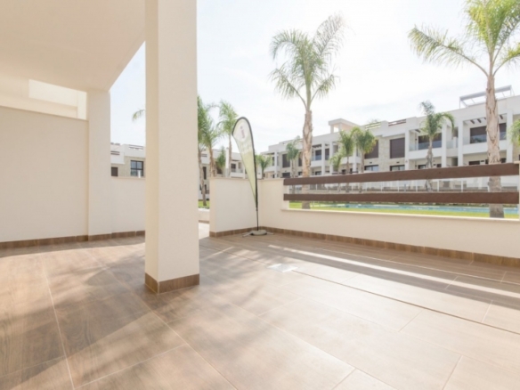 BUNGALOW DE 2 DORM. DE NUEVA CONSTRUCCIÓN EN COMPLEJO RESIDENCIAL EN TORREVIEJA.