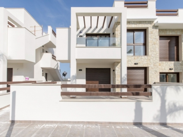 BUNGALOW DE 2 DORM. DE NUEVA CONSTRUCCIÓN EN COMPLEJO RESIDENCIAL EN TORREVIEJA.
