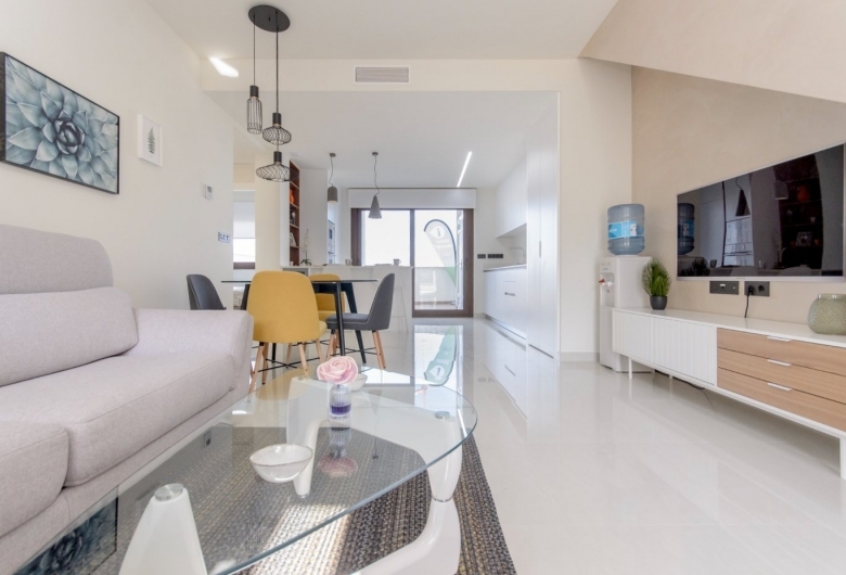 BUNGALOW DE 2 DORM. DE NUEVA CONSTRUCCIÓN EN COMPLEJO RESIDENCIAL EN TORREVIEJA.